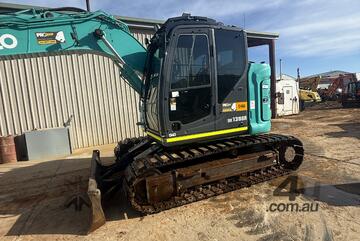 2022 KOBELCO SK135SR-7 15T EXCAVATOR (E468) WITH TILTING HITCH, BUCKETS, CIVIL SPEC AND 3225 HOURS