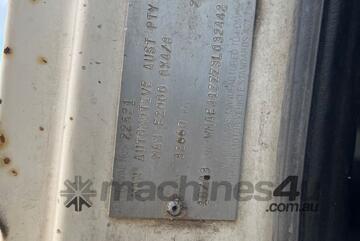 M A N 2003 MAN F2000 Hook Bin Truck