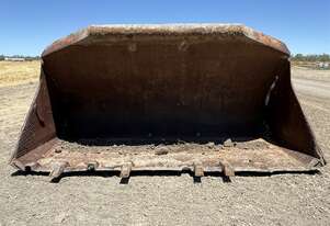 INTERNATIONAL HARVESTER LOADER BUCKET