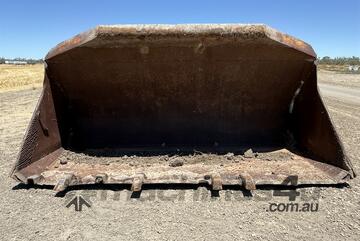 INTERNATIONAL HARVESTER LOADER BUCKET
