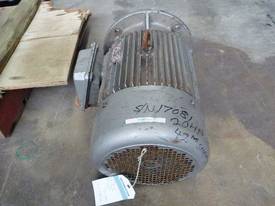 CMG 20HP 3 PHASE ELECTRIC MOTOR/ 2900RPM - picture0' - Click to enlarge