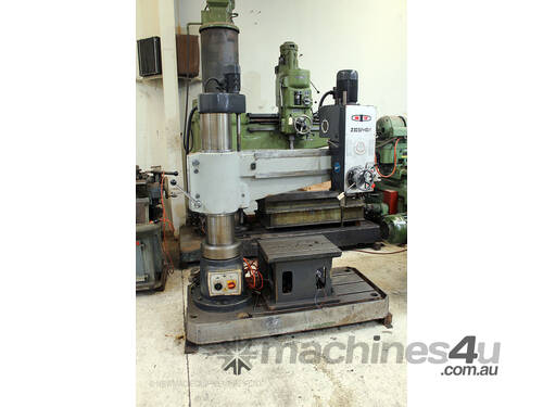 Z3032 x 10/1 Radial Arm Drilling Machine 