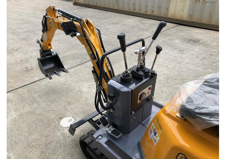 caption Ozziquip 700D Mini Excavator