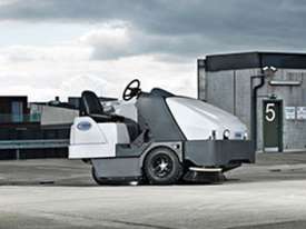 Nilfisk Advance SW8000 Rider Sweeper - picture0' - Click to enlarge