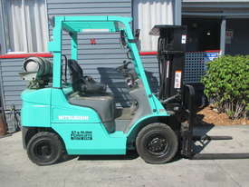 Mitsubishi 2.5 ton Container Mast Used Forklift #1483 - picture0' - Click to enlarge
