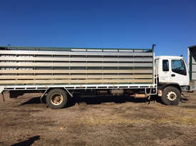 Isuzu 950 Long Tray Truck - picture0' - Click to enlarge