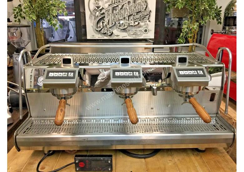Used sabre SYNESSO SABRE 3 GROUP STAINLESS ESPRESSO COFFEE MACHINE