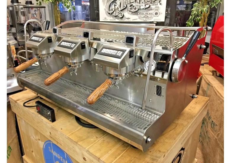 Used sabre SYNESSO SABRE 3 GROUP STAINLESS ESPRESSO COFFEE MACHINE