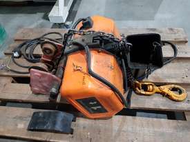 HITACHI 1-TONNE ELECTRIC CHAIN HOIST 415v + OVERHEAD GIRDER TROLLEY - picture0' - Click to enlarge