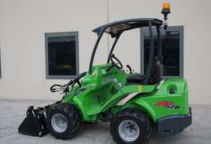 Avant 528 Articulated Mini Loader w Telescopic Boom & 4-in-1 Bucket