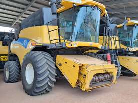 2009 New Holland CR9070 Combine - Base Unit - picture0' - Click to enlarge