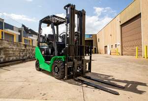 Larsa 1.8T Forklift with Container Mast *NISSAN POWERED*