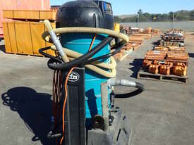 2005 NILFISK CFM137 INDUSTRIAL VACUUM CLEANER - picture0' - Click to enlarge