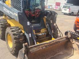 Used John Deere 326E - picture0' - Click to enlarge