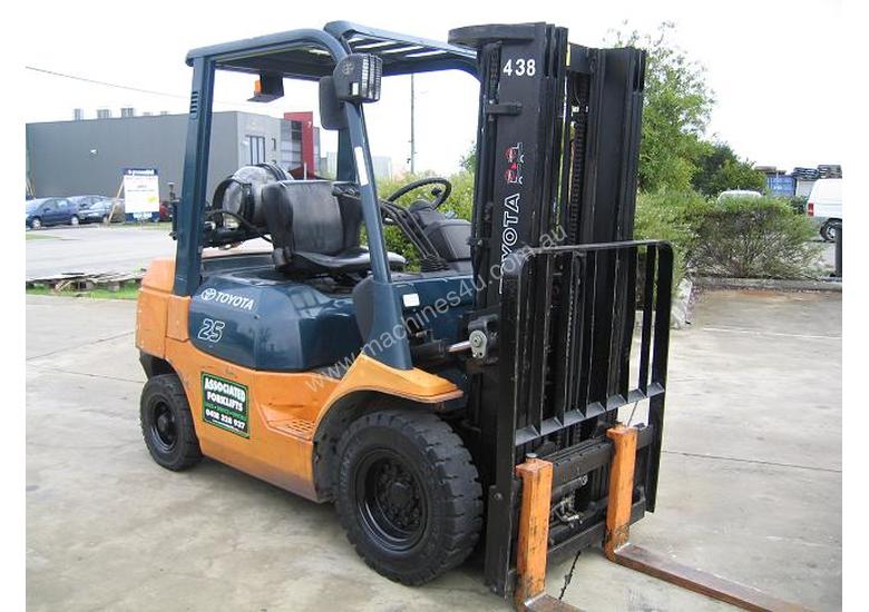 caption Toyota 2.5t LPG forklift with Container Mast