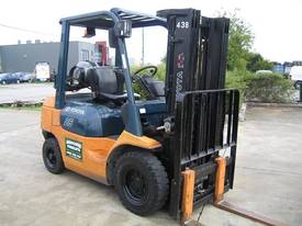 Toyota 2.5t LPG forklift  with Container Mast - picture2' - Click to enlarge