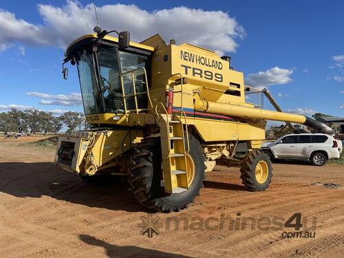 New Holland TR99 Header, 39ft Front & Canola Front