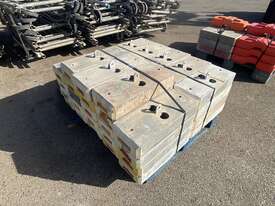 Quantity of Scaffolding Base Feet - picture0' - Click to enlarge