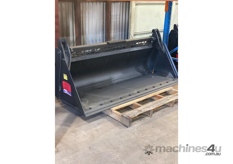 caption New NORM 2050 4 in 1 Bucket with Teeth Skidsteer