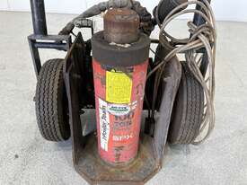 SPX Power Team 100 ton hydraulic jack - picture0' - Click to enlarge