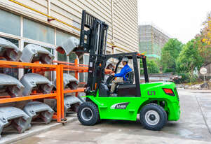 UN Forklift 7T Lithium - 2 Hour Charge Time with Cascade Side Shift