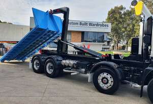 Hooklift Tray Body Heavy-Duty Transport for Plant, Machinery, and Pallets!