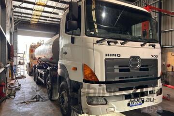 2009 Hino 700FY3248 Water Truck - 8-Speed for Efficient Watering and Dust Suppression