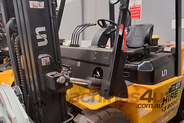 UN 5.0T Diesel Forklift with Rotator!
