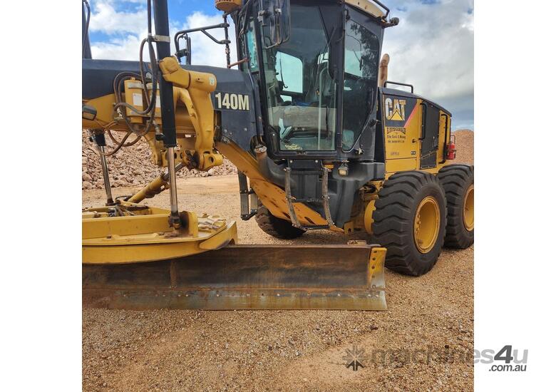 caption 2009 Caterpillar 140M