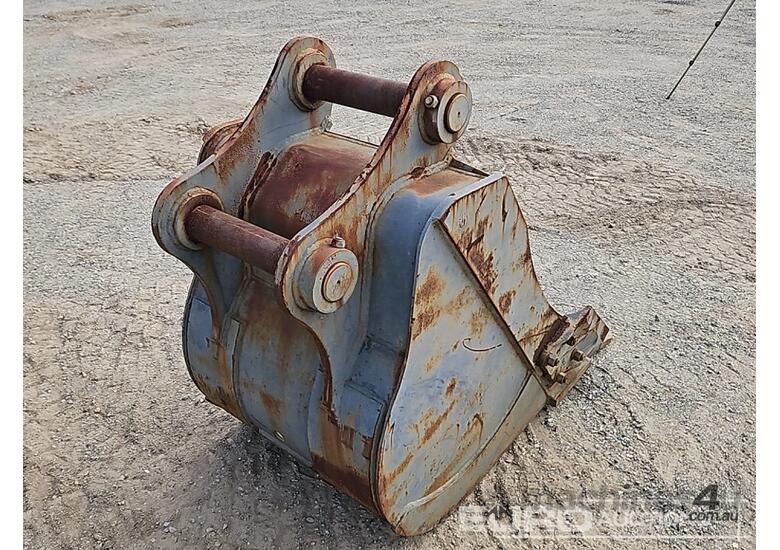 caption 750mm GP Bucket to suit 20t Excavator, Ears 330mm, Centres 460mm, Pins 80mm