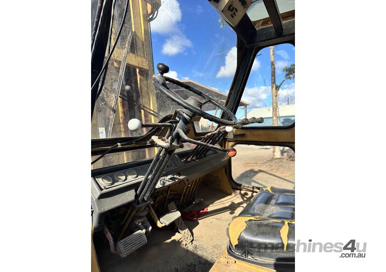 caption 1988 Caterpillar V300B Forklift