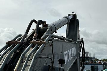 Volvo 2005   EC240BLC Excavator