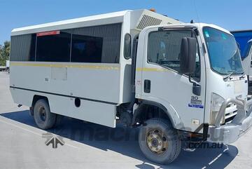 Isuzu   NPS300 Isuzu   NPS300