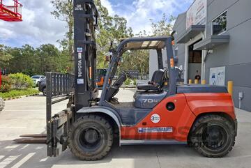 Wollongong Forklift: 2017 Toyota 7T, LPG, 2-Stage Standard Mast, 4m Lift!