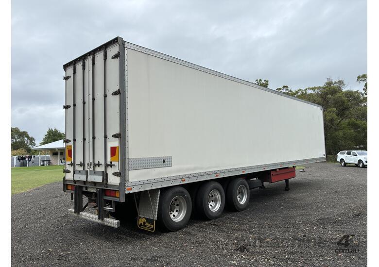2002 Lucar Standard Tri Axle Refrigerated Pantech Trailer