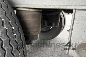 2004 Krueger ST-3-38 Curtainsider Tri Axle Trailer