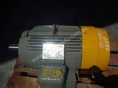 TOSHIBA 25HP 3 PHASE ELECTRIC MOTOR/ 2960RPM