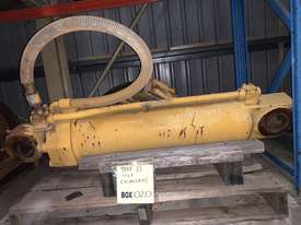 CATERPILLAR 988F TILT CYLINDERS - picture2' - Click to enlarge