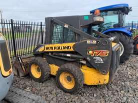 New Holland L175 AC Cab - picture1' - Click to enlarge