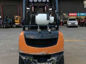 Toyota 32-8FG25 Container Forklift - The ever reliable 8 series!  - picture2' - Click to enlarge
