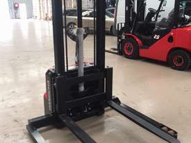 HC 1.2T  Range Pallet Stacker - picture0' - Click to enlarge