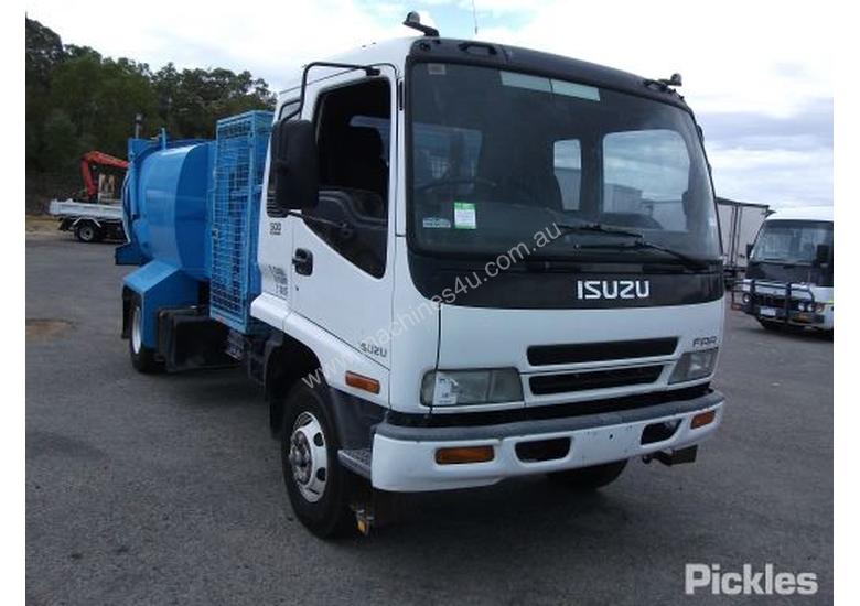 caption 2002 Isuzu FRR500