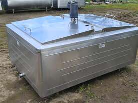 1,600lt STAINLESS STEEL TANK, MILK VAT - picture2' - Click to enlarge
