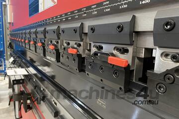 Ragos HG 110-3200 | 4+1 Axis CNC Press Brake with Delem Touchscreen Controller