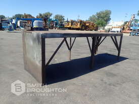 METAL WORK BENCH & VICE - picture1' - Click to enlarge