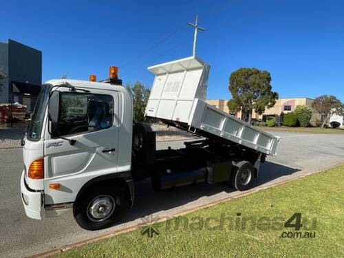 Truck Tipper Hino FC 6 tonne 2004 3.6m tray A64061 SN1425