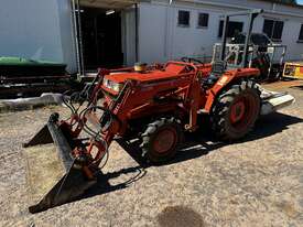 Kubota L1-245DT 24hp Tractor with 4in1 loader and slasher - picture0' - Click to enlarge