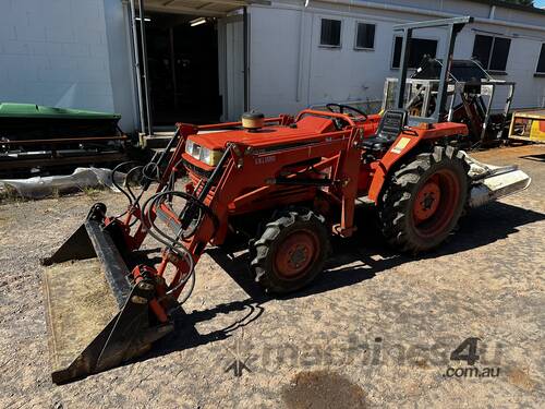 Kubota L1-245DT 24hp Tractor with 4in1 loader and slasher