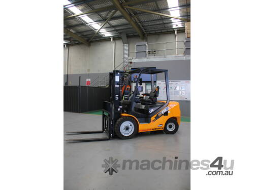 UN Forklift 3T Diesel: In Stock Now! Forklifts Australia - the Industry Leader!