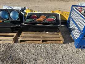 Pallet of 3 x Lights - picture1' - Click to enlarge